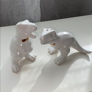 NWOT Salt and Pepper shakers T Rex dinosaurs